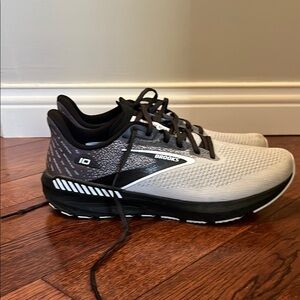 Brooks launch GTS 10